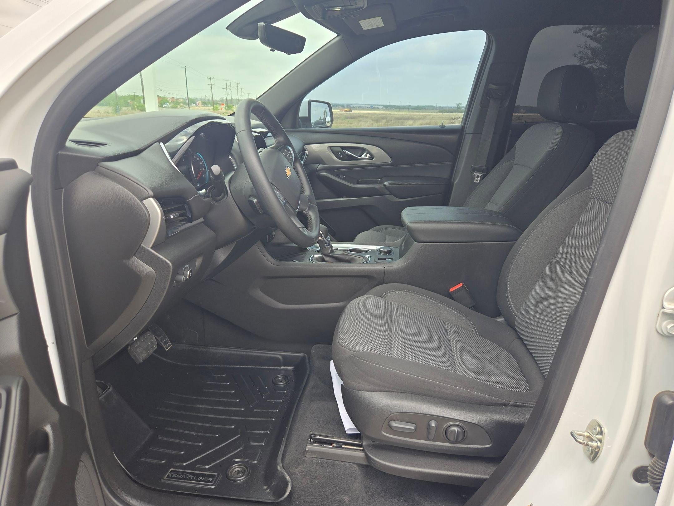 Used 2023 Chevrolet Traverse LT image 9