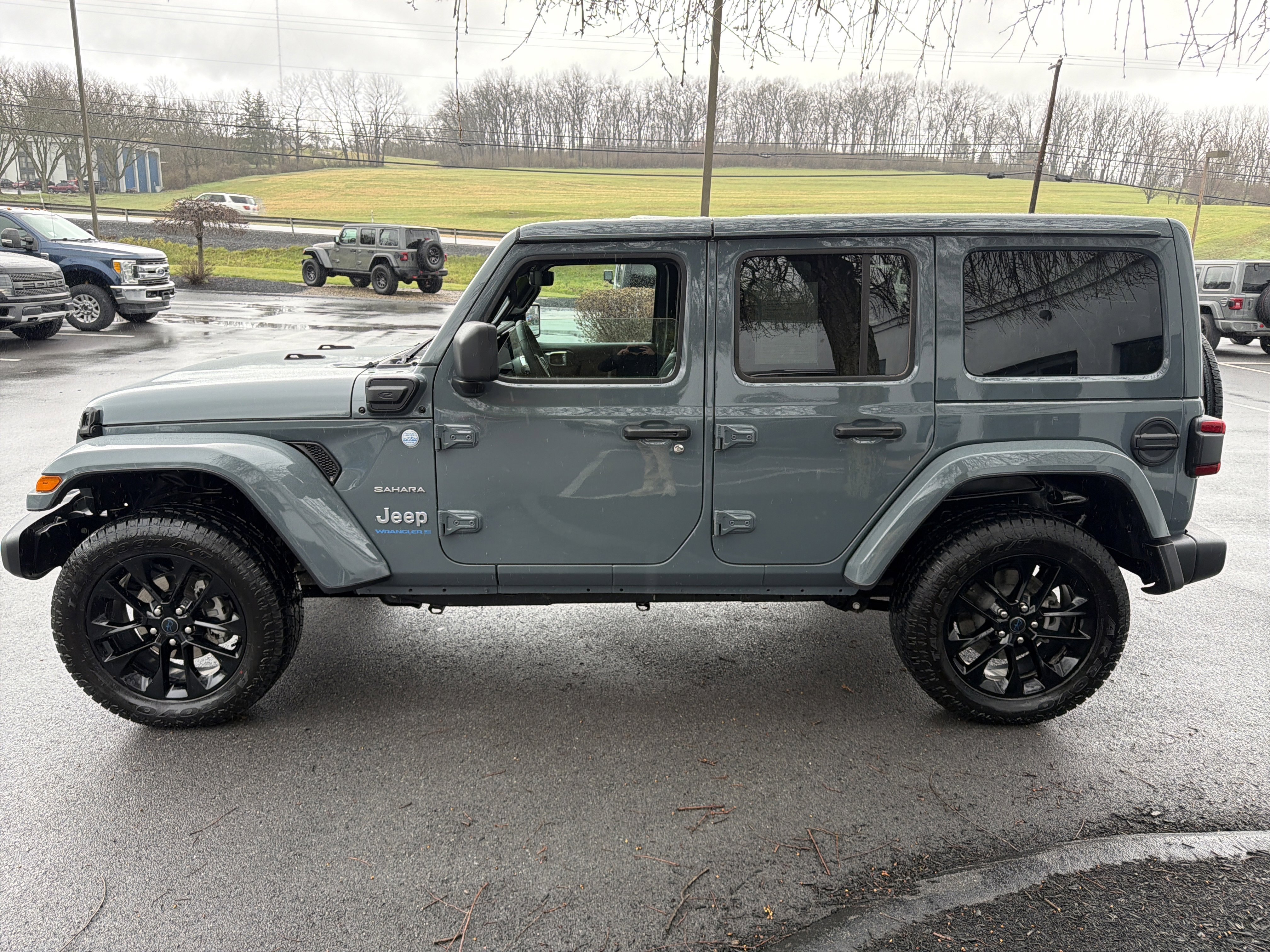 Used 2024 Jeep Wrangler Sahara w/ Technology Group image 7