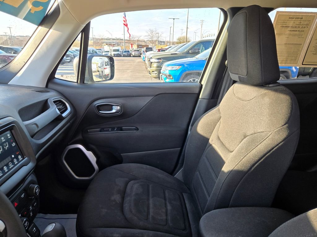 Used 2018 Jeep Renegade Latitude AWD/4WD image 25