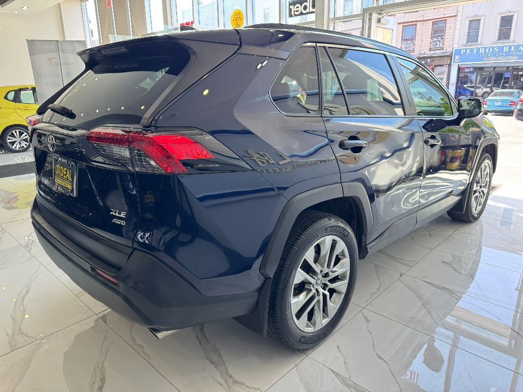 Used 2021 Toyota RAV4 XLE Premium image 4
