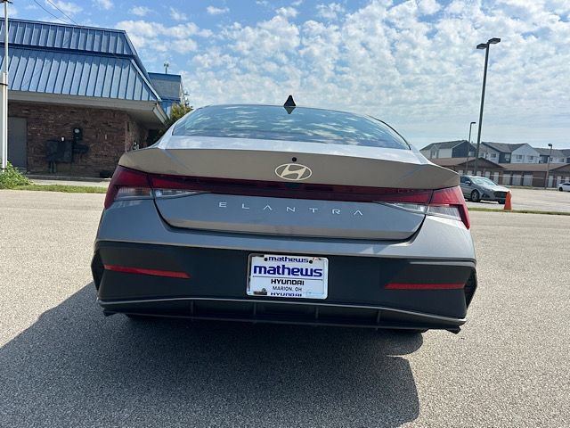 Used 2024 Hyundai Elantra SE FWD image 5