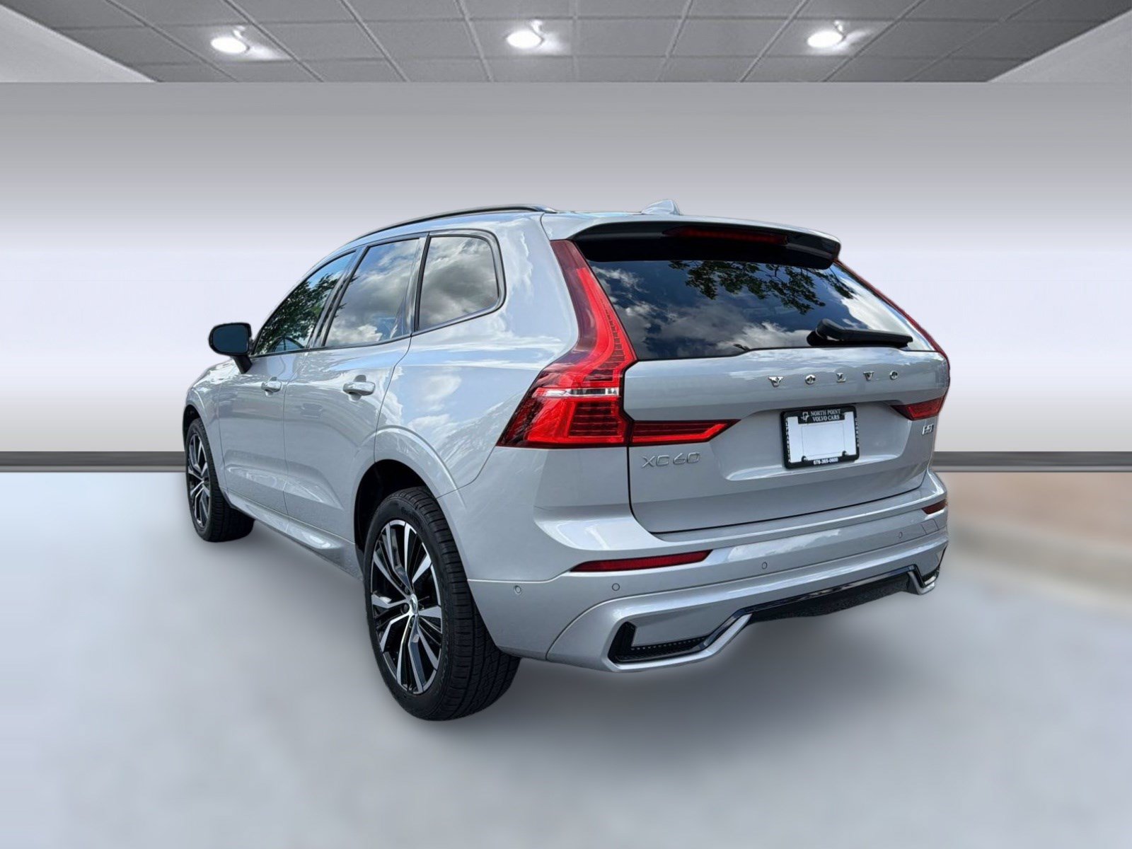 Certified 2024 Volvo XC60 B5 Plus AWD/4WD image 3