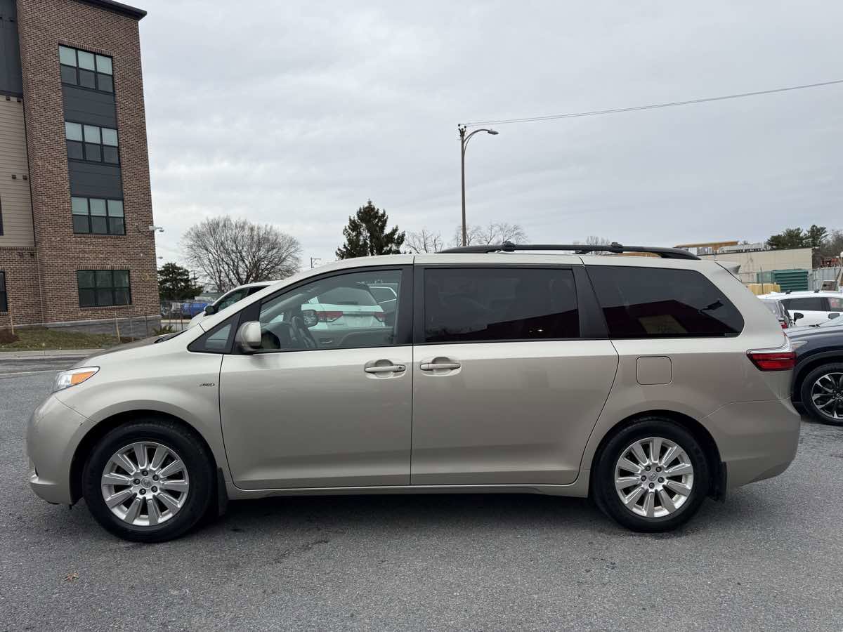 Used 2016 Toyota Sienna LE image 4