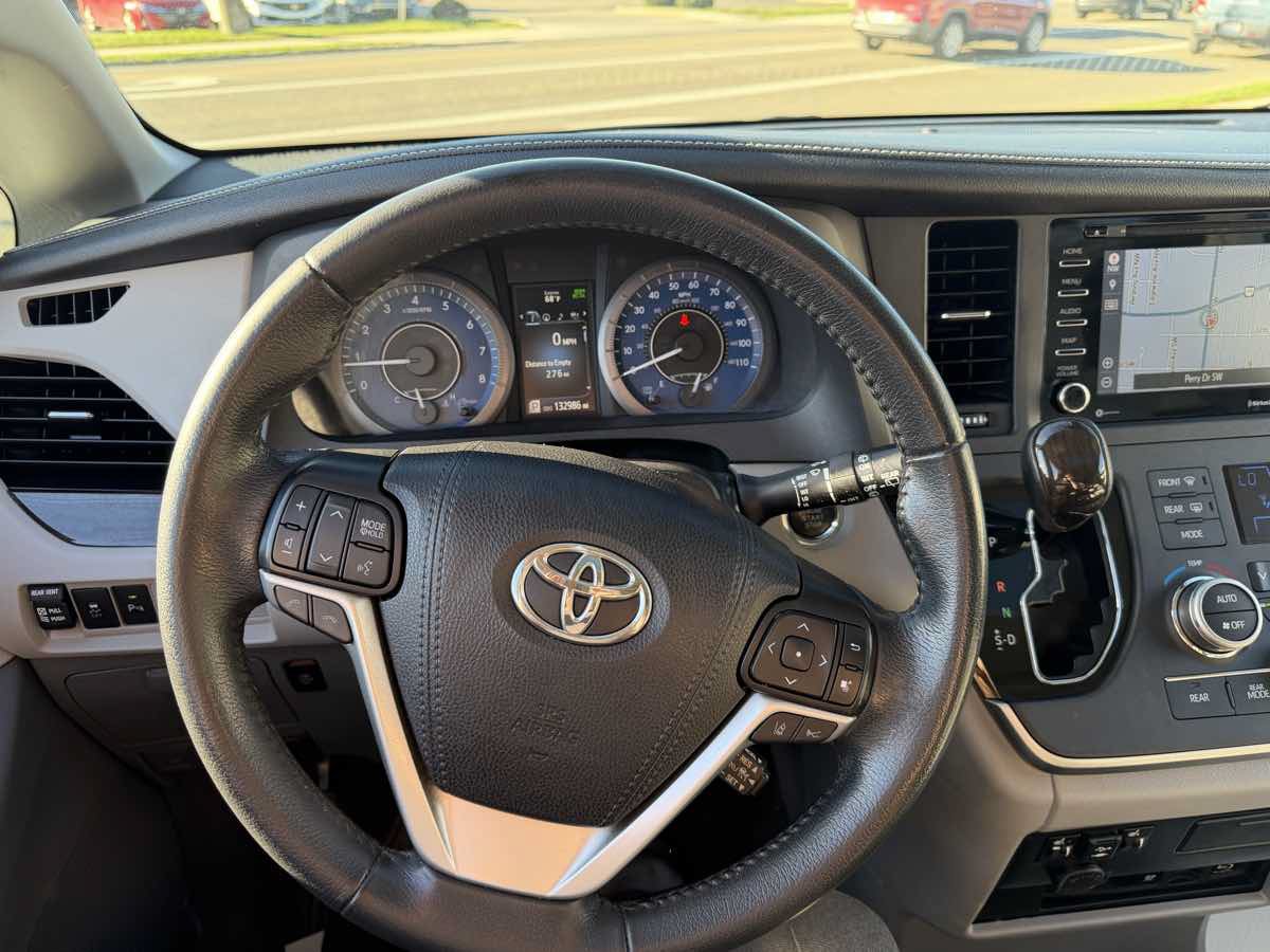 Used 2020 Toyota Sienna XLE Premium AWD/4WD image 29