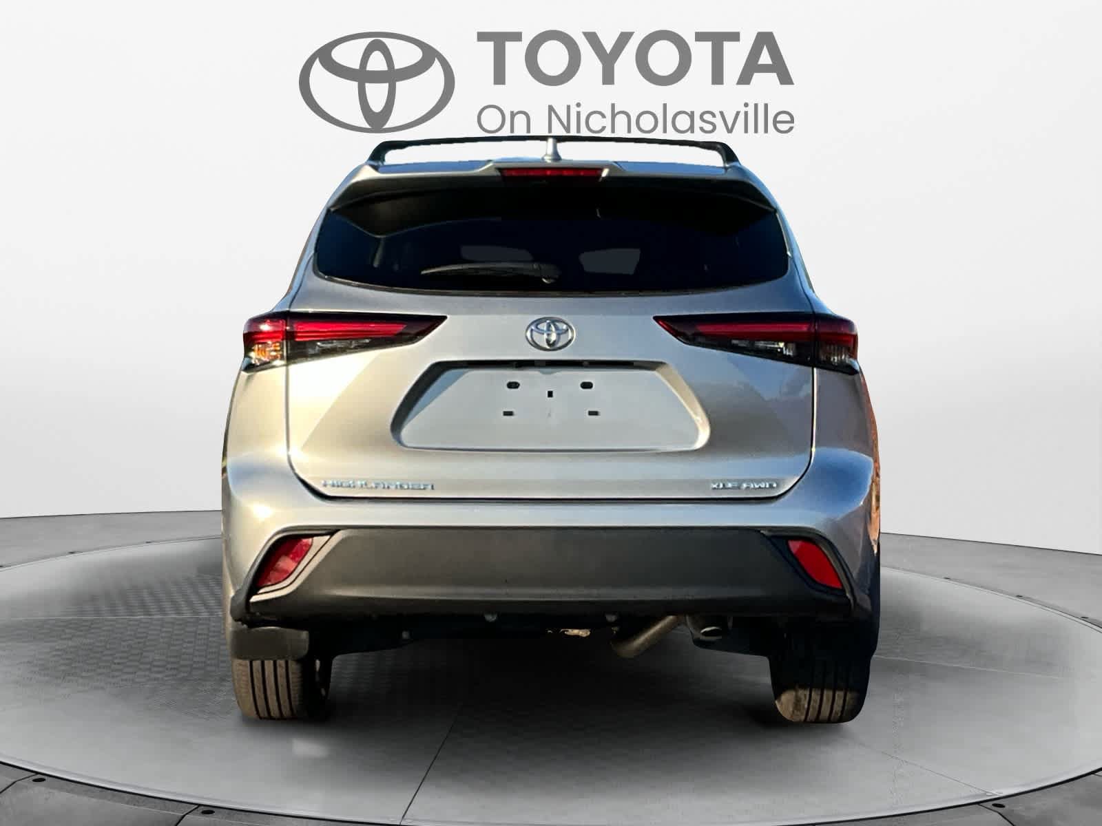 Used 2024 Toyota Highlander XLE AWD/4WD image 4