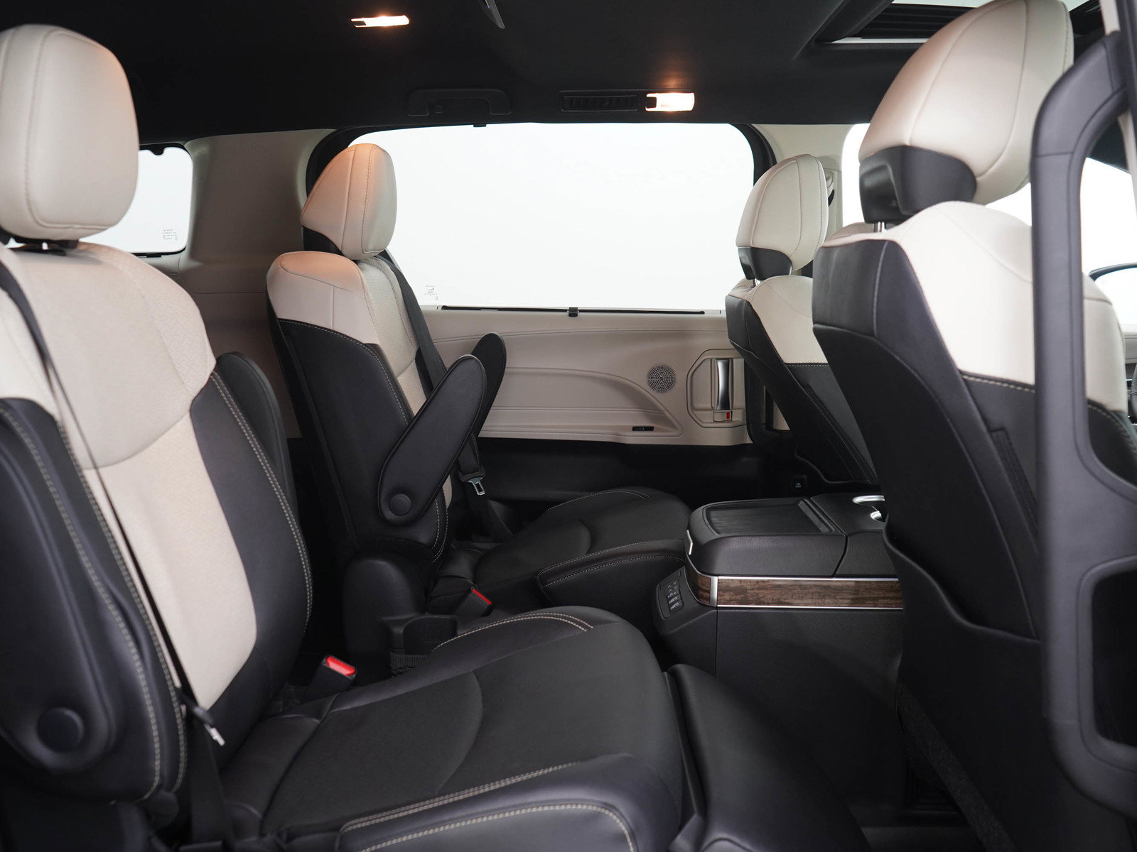 Used 2026 Toyota Sienna Platinum AWD/4WD image 14