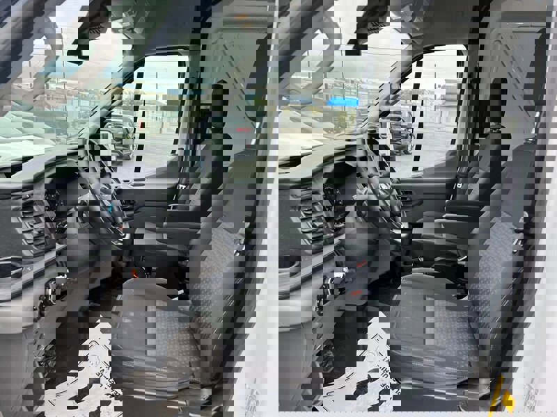 Used 2022 Ford E-Transit 148 High Roof Extended image 12