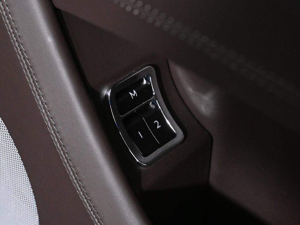 Used 2022 Bentley Bentayga AWD/4WD image 40