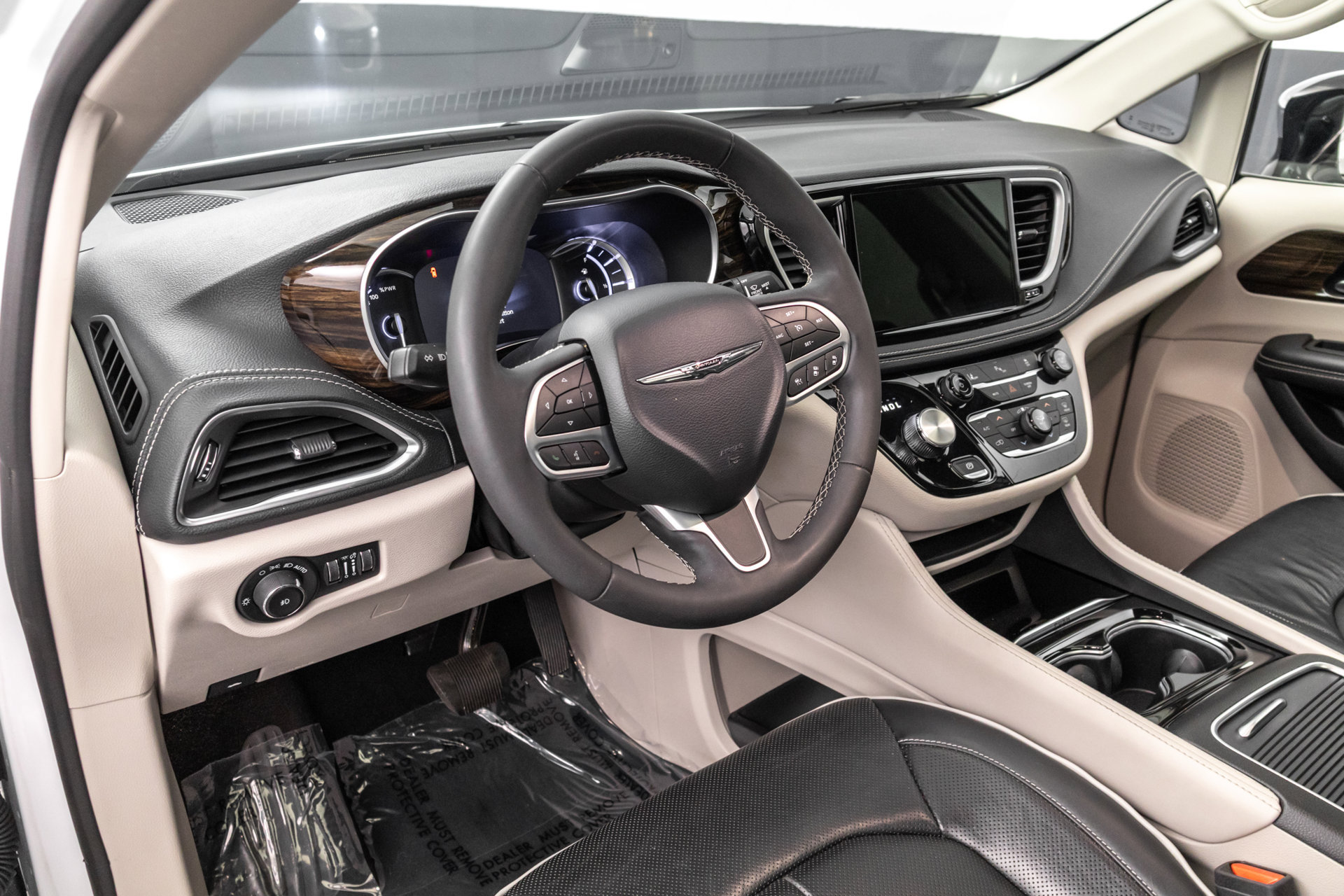 Used 2023 Chrysler Pacifica Limited FWD image 5
