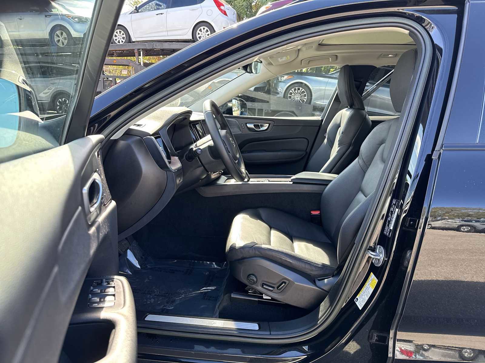 Used 2023 Volvo XC60 B5 Plus w/ Protection Package Premier image 10