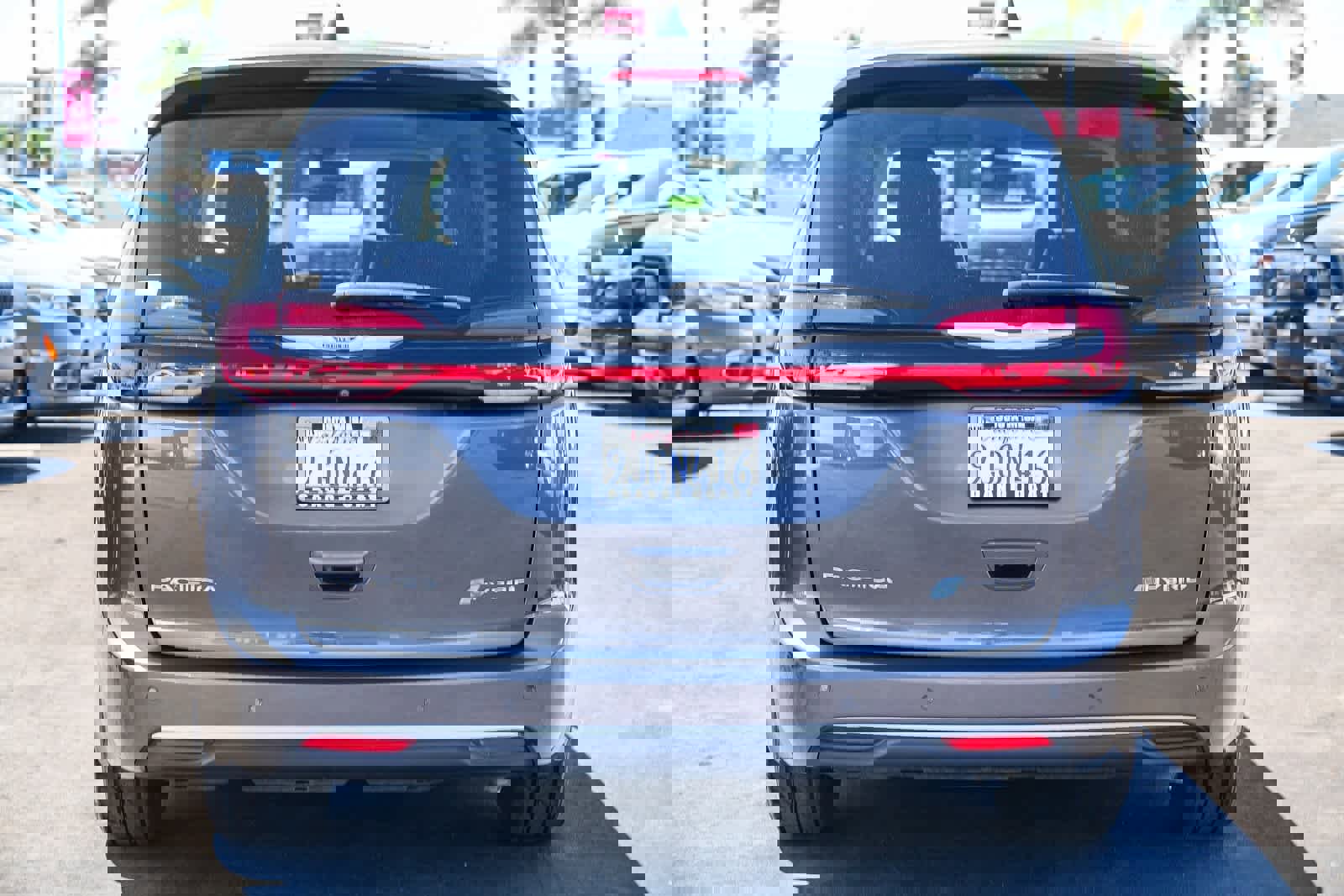 Used 2022 Chrysler Pacifica Touring-L w/ Uconnect Theater Family Group image 5