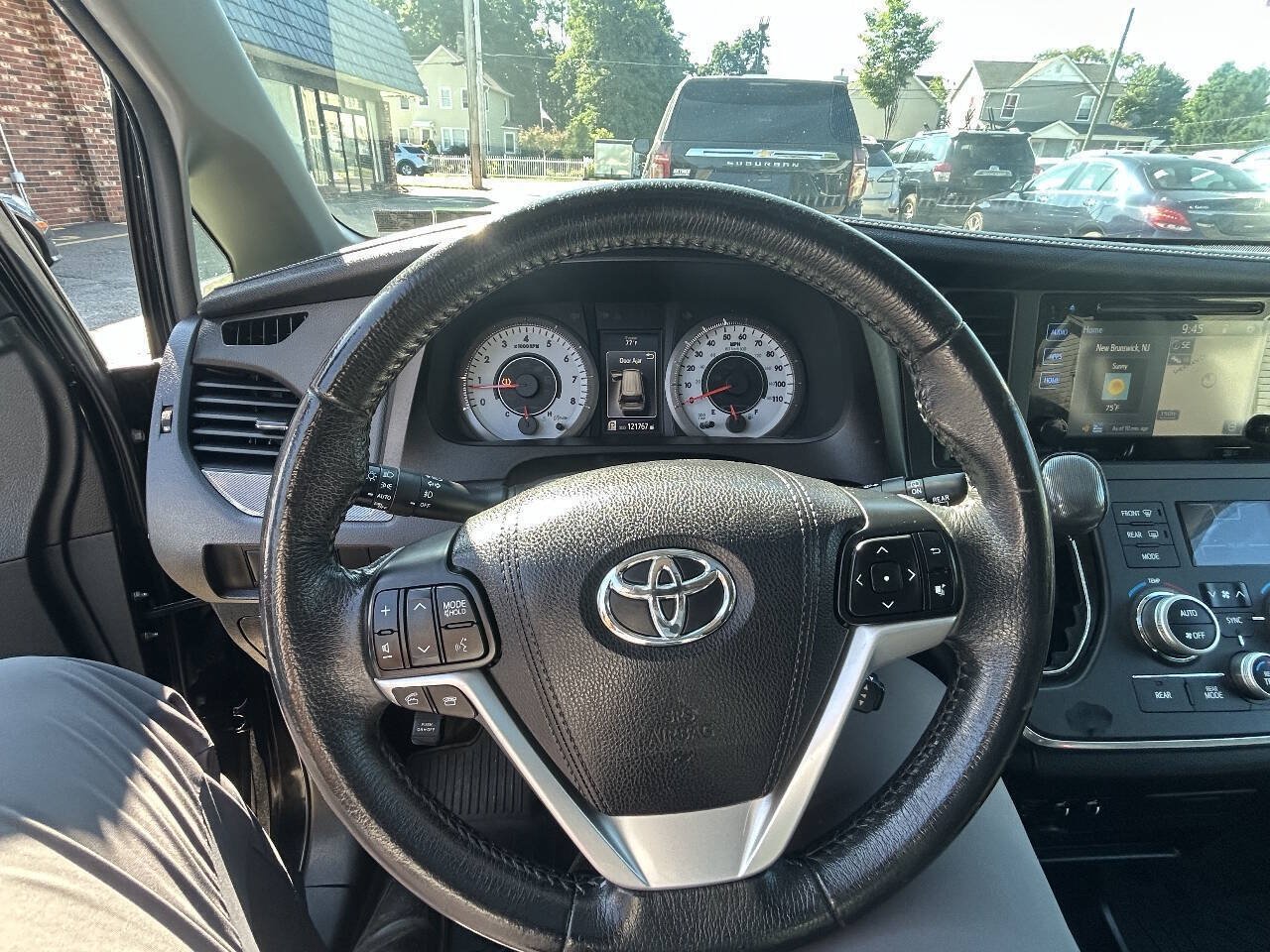 Used 2017 Toyota Sienna SE Premium FWD image 23