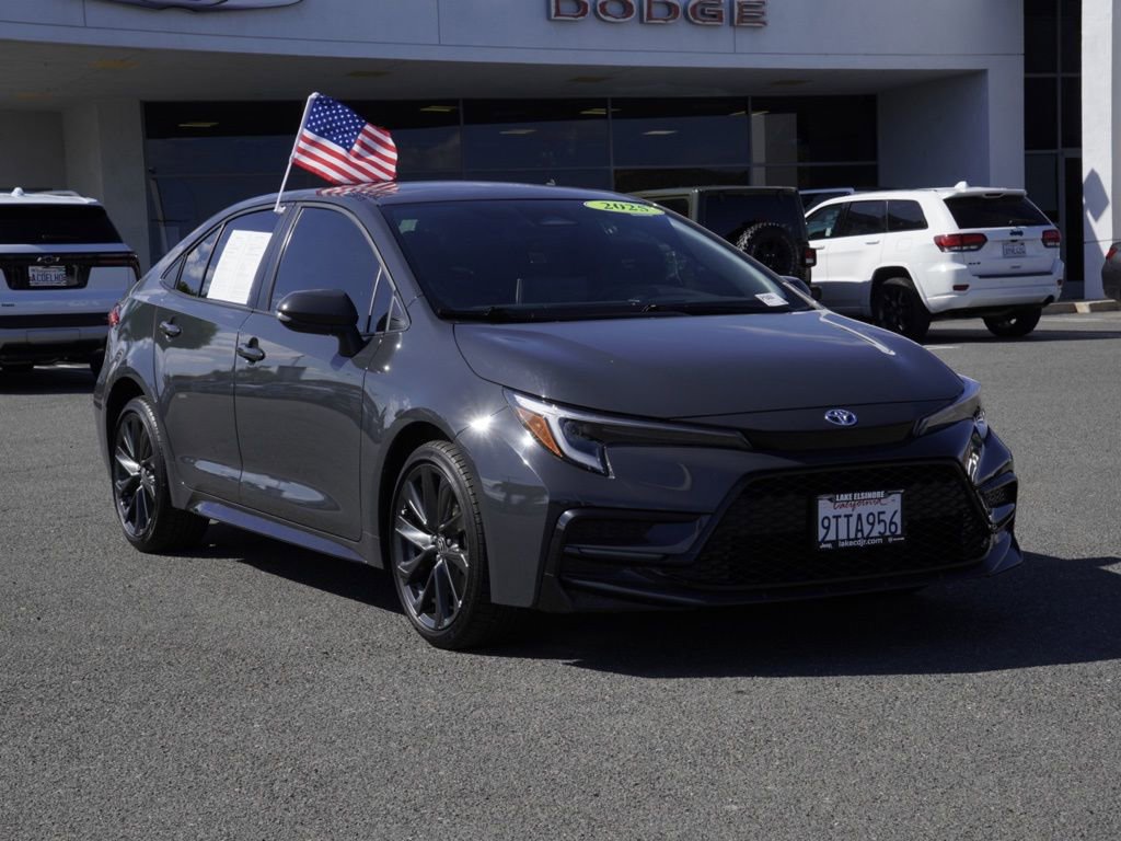Used 2025 Toyota Corolla SE w/ SE Premium Package FWD image 2