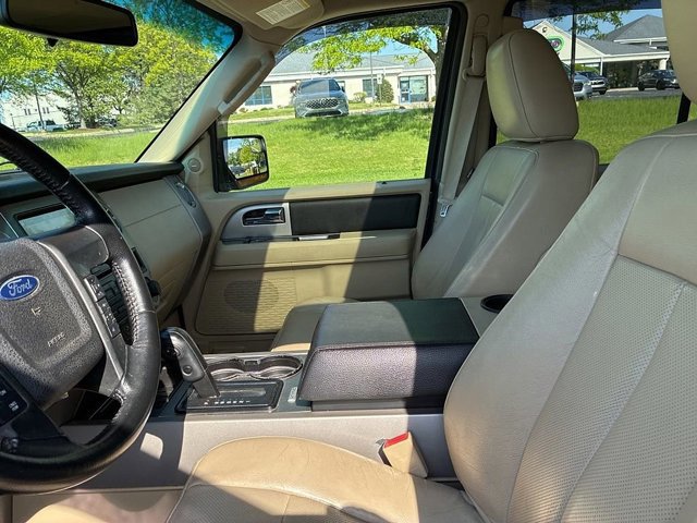 Used 2017 Ford Expedition XLT w/ Equipment Group 202A AWD/4WD image 26