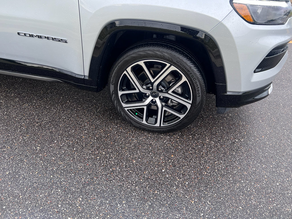 Certified 2025 Jeep Compass Limited w/ Elite Group AWD/4WD image 4