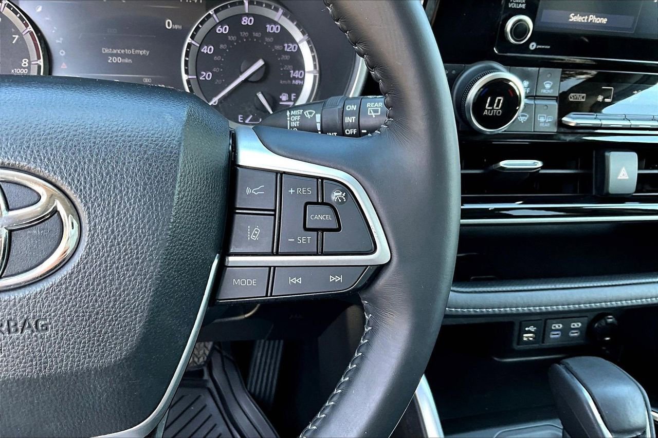 Used 2022 Toyota Highlander XLE image 30