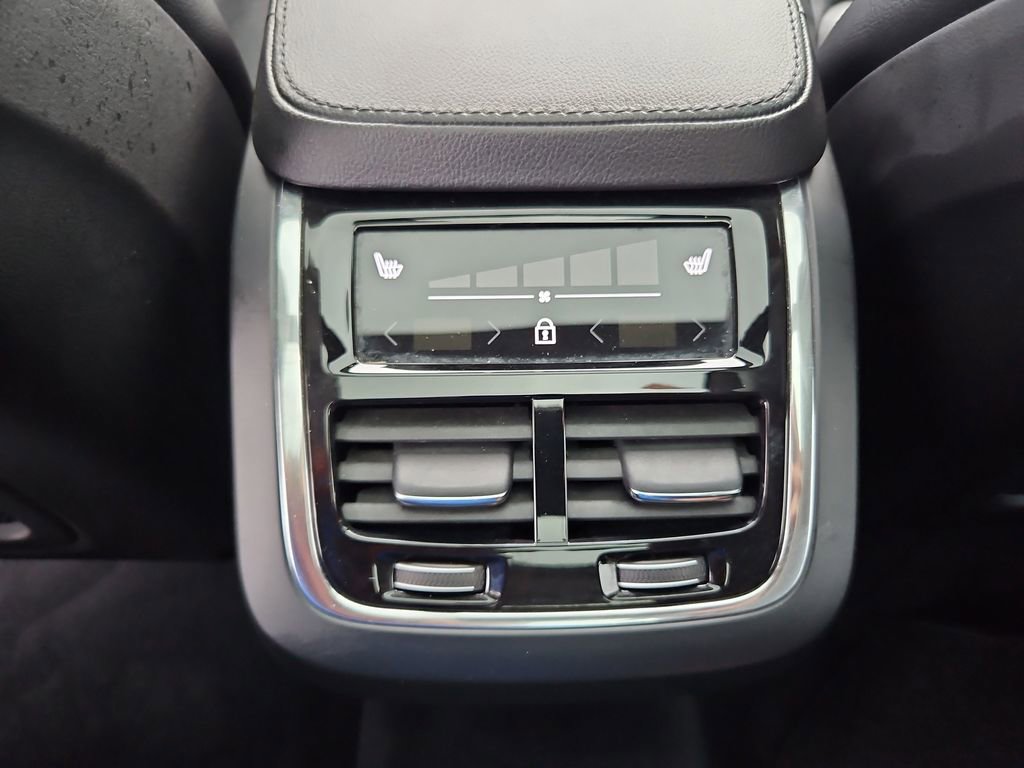 Used 2022 Volvo XC90 T5 Momentum image 32