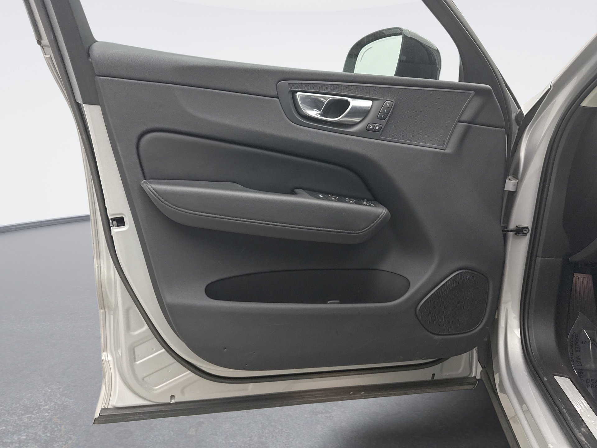 Used 2023 Volvo XC60 B5 Plus w/ Climate Package image 9