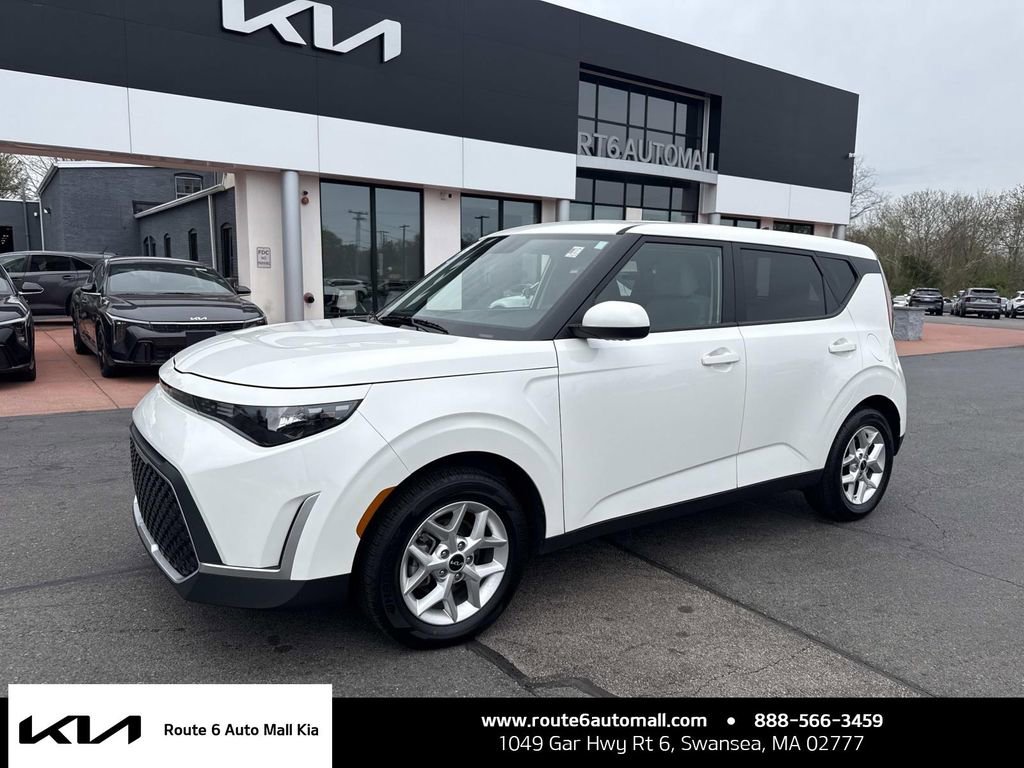 Used 2025 Kia Soul LX w/ LX Technology Package FWD image 1