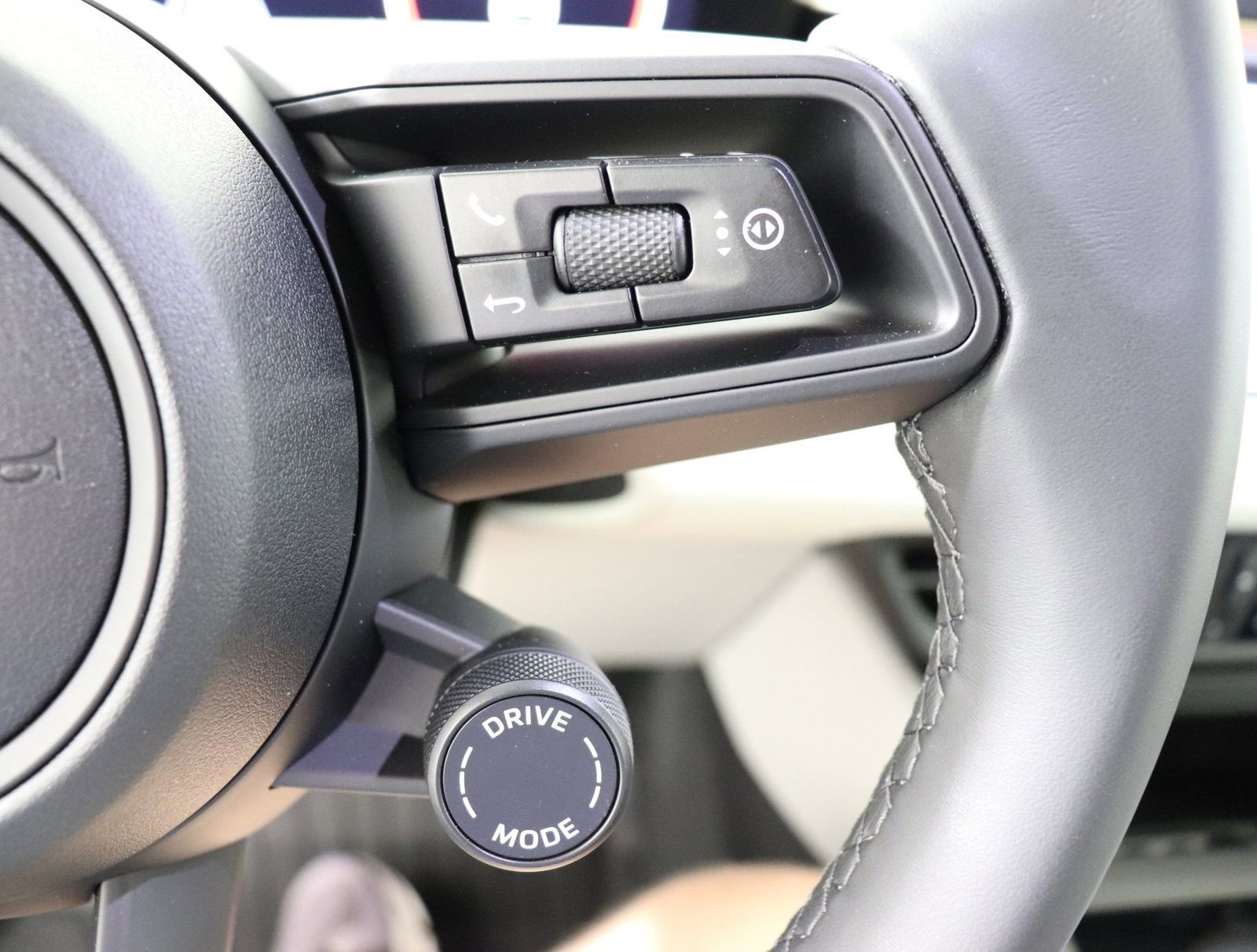 Used 2024 Porsche Macan 4 Electric image 19