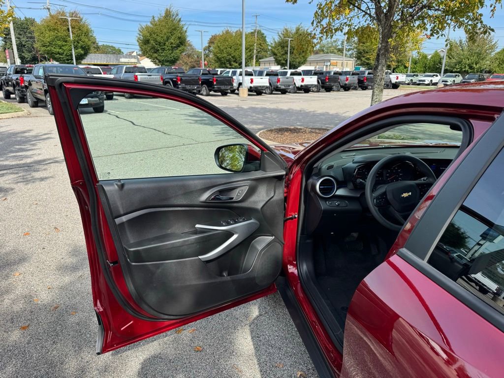 Used 2025 Chevrolet Trax LS w/ LS Convenience Package image 10