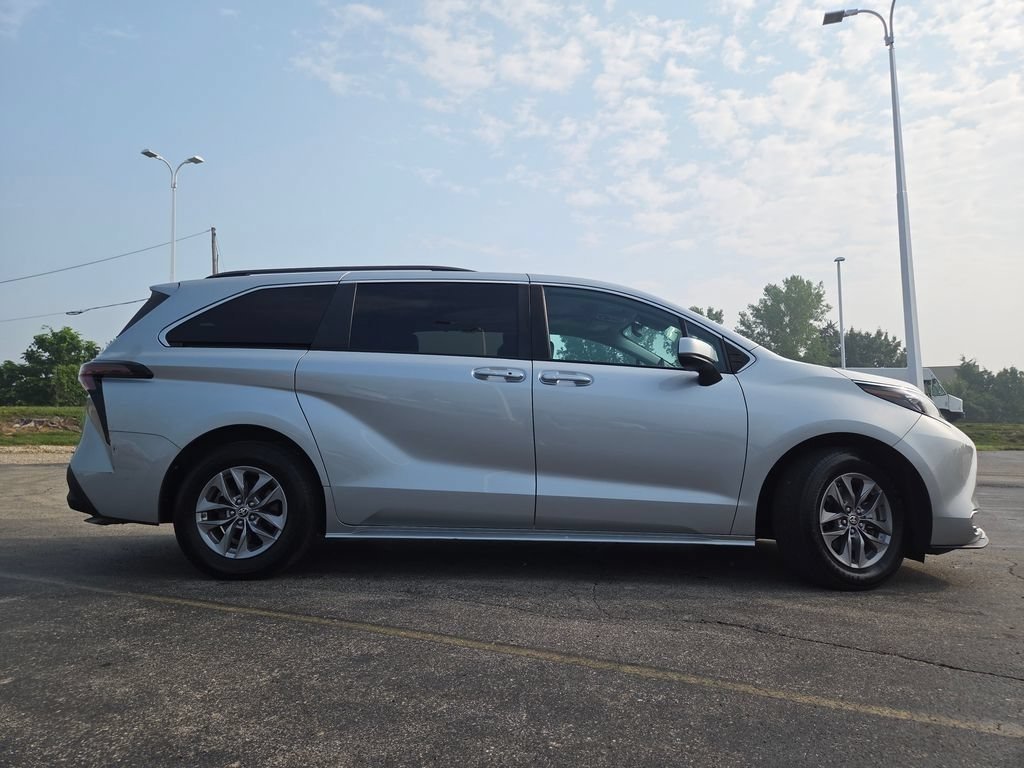 Used 2024 Toyota Sienna XLE FWD image 27