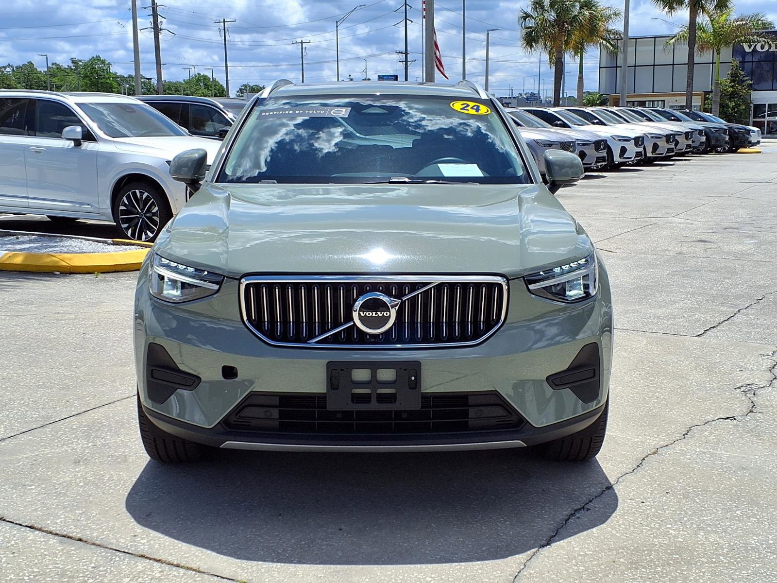 Certified 2025 Volvo XC40 B5 Core AWD/4WD image 2