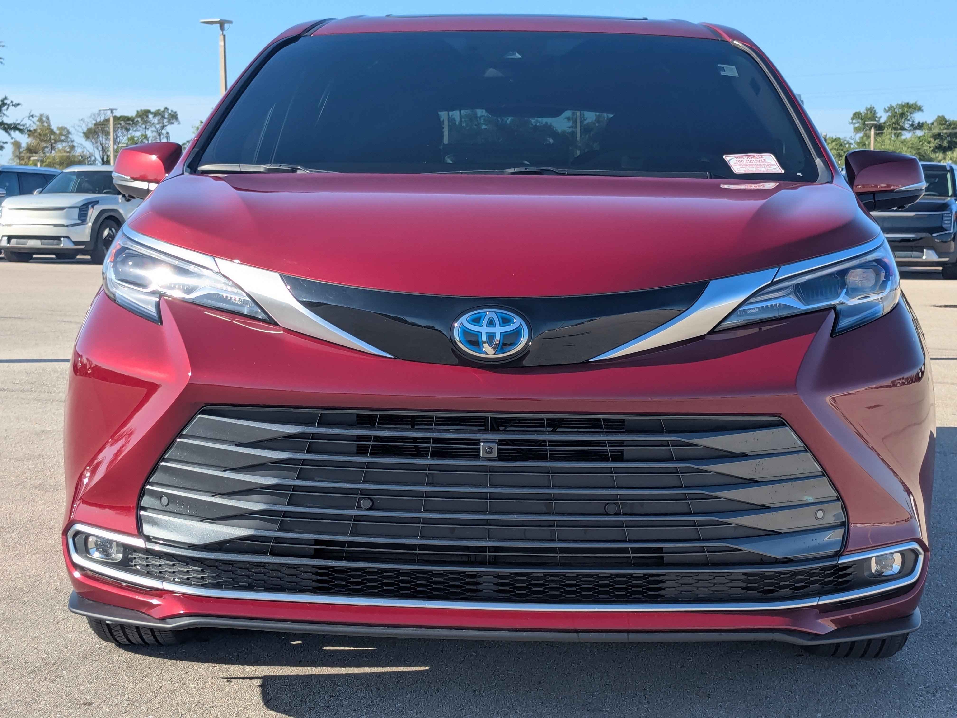 Used 2025 Toyota Sienna Platinum image 2