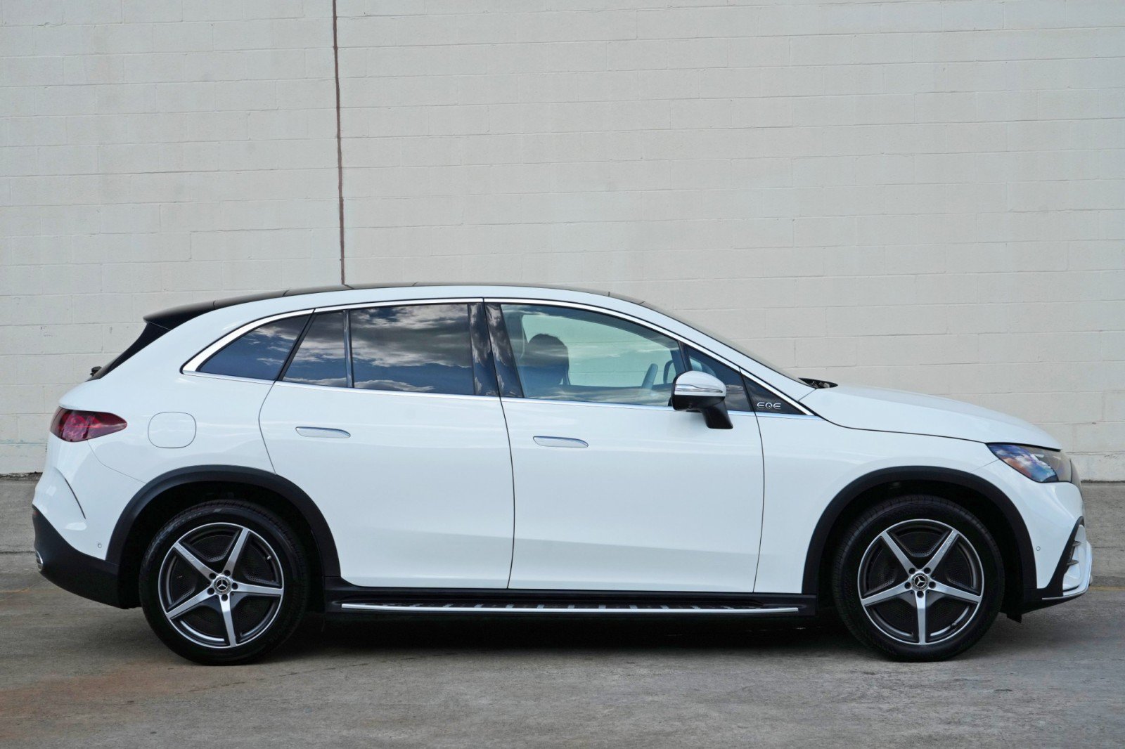 Used 2023 Mercedes-Benz EQE 500 4MATIC SUV w/ Exclusive Trim Package image 51