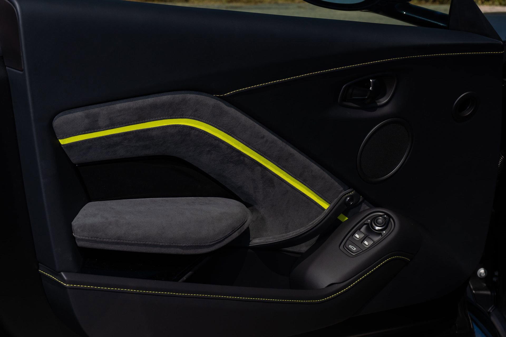 Used 2023 Aston Martin V8 Vantage Coupe RWD image 27
