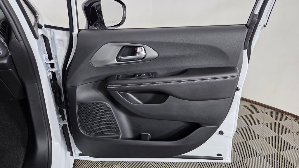 New 2027 Chrysler Pacifica Select AWD/4WD image 30