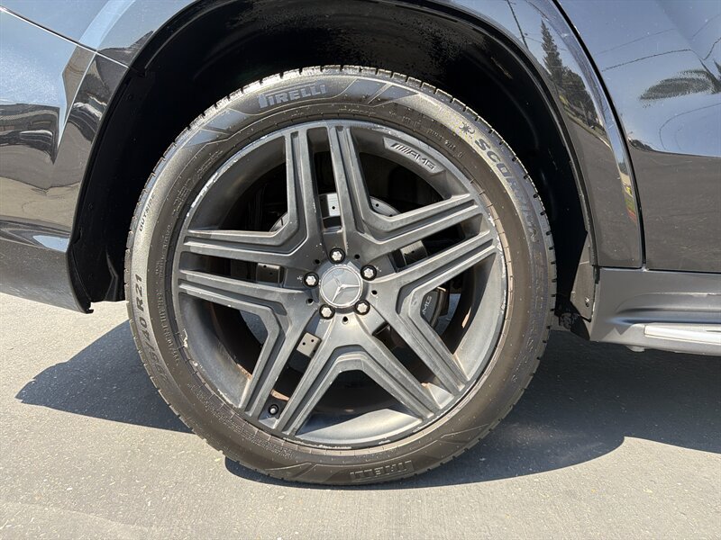 Used 2015 Mercedes-Benz GL 63 AMG 4MATIC image 16