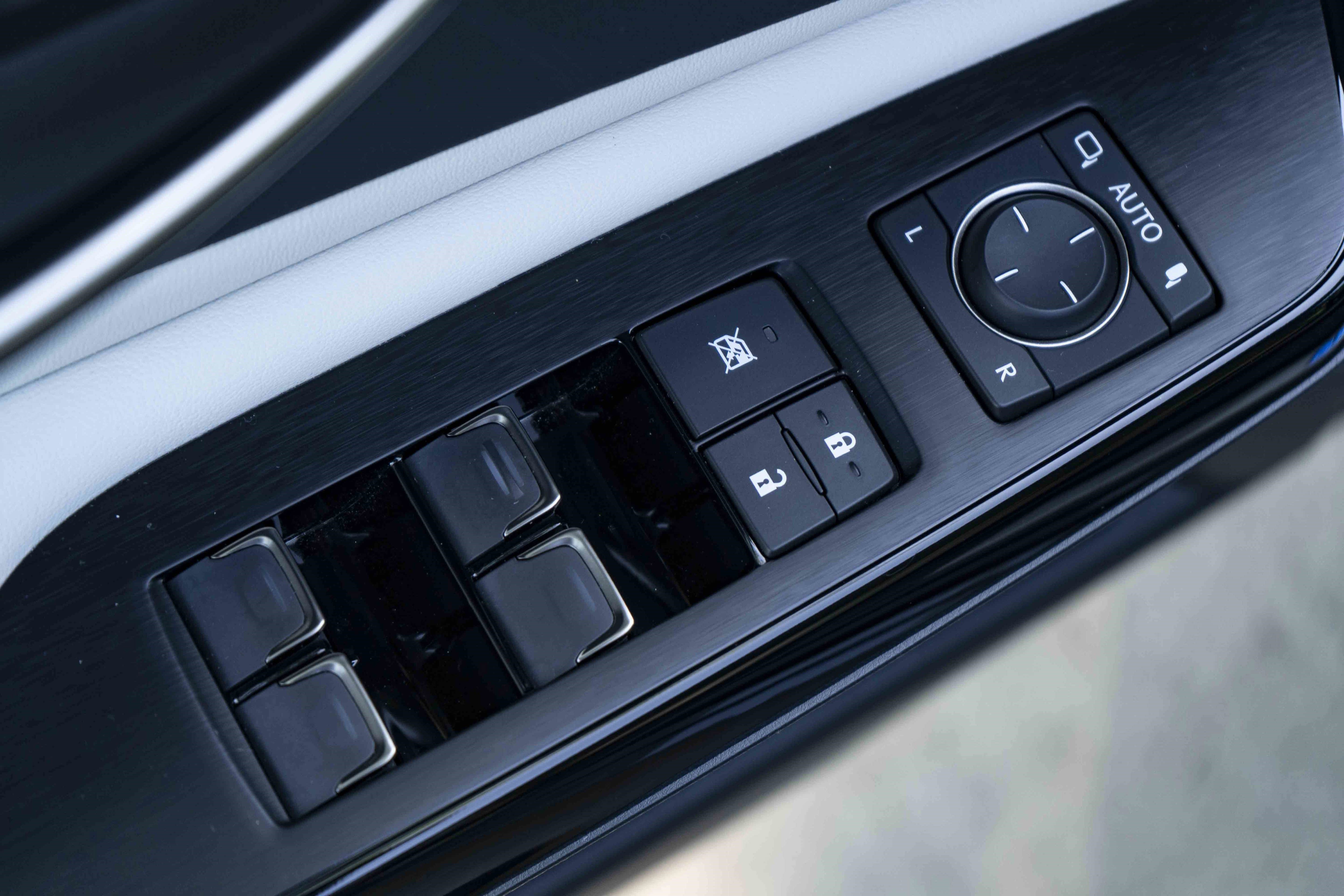 Used 2025 Lexus ES 300h w/ Premium Package image 41