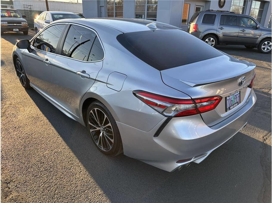 Used 2018 Toyota Camry SE image 3