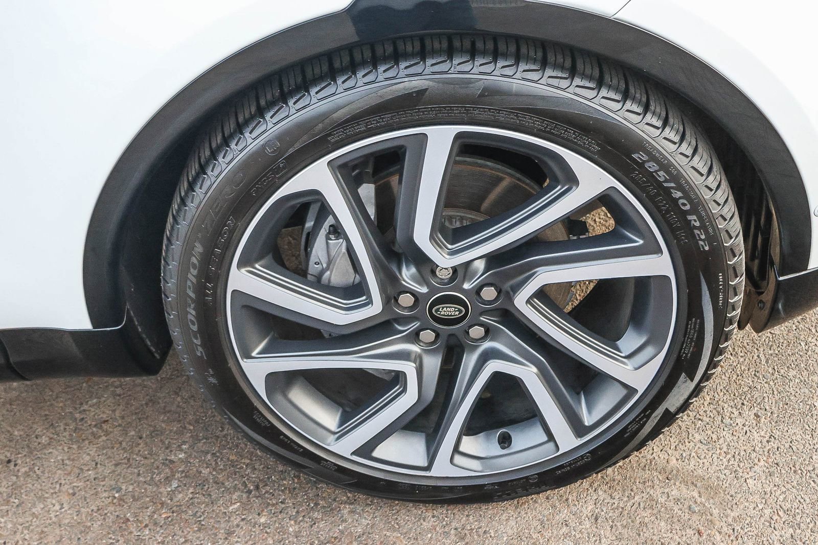 Used 2024 Land Rover Discovery Dynamic SE image 13