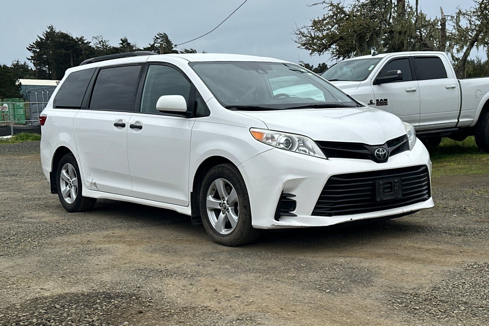 Used 2019 Toyota Sienna L FWD video 2