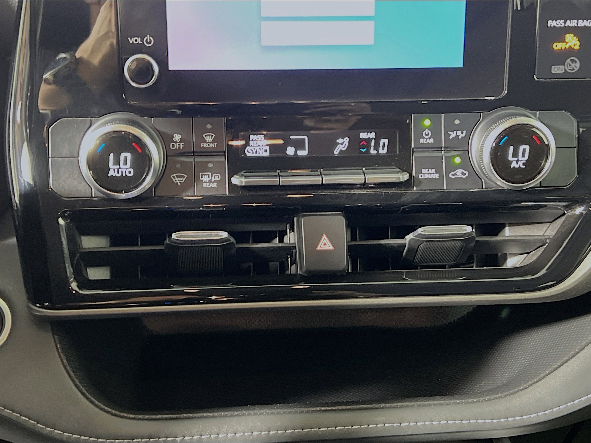 Used 2024 Toyota Highlander LE image 27