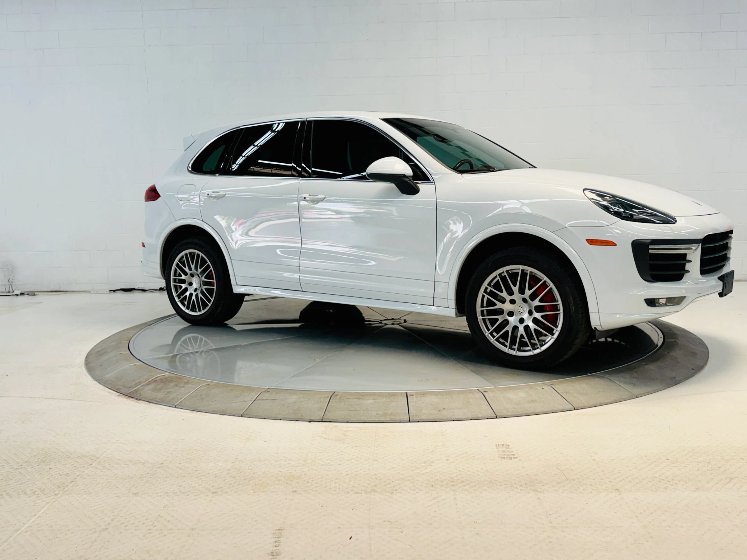 Used 2016 Porsche Cayenne AWD/4WD image 39