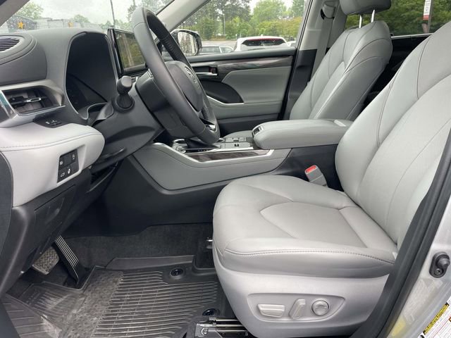 Used 2023 Toyota Highlander Limited FWD image 13