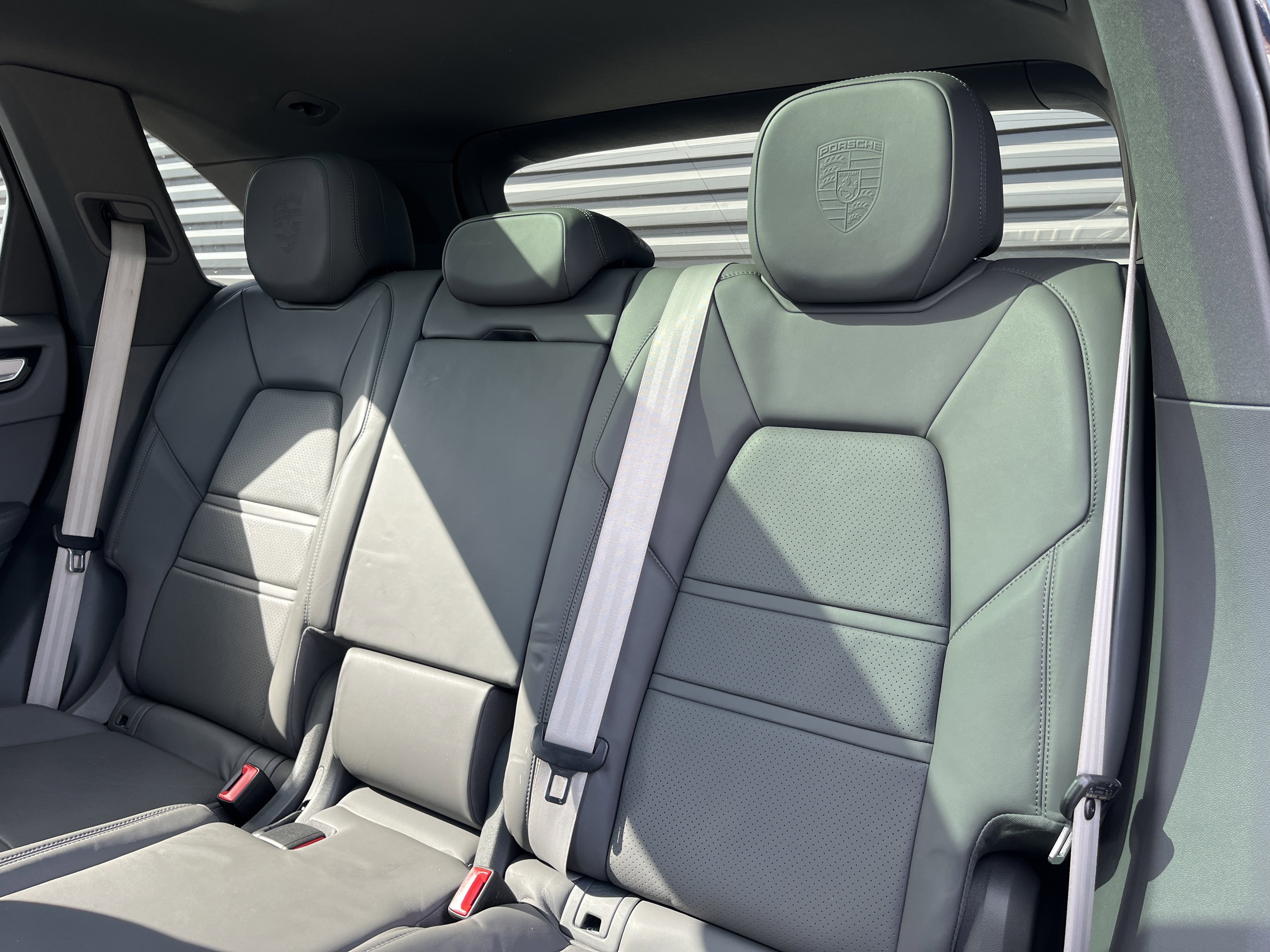 Certified 2022 Porsche Cayenne Platinum Edition image 22