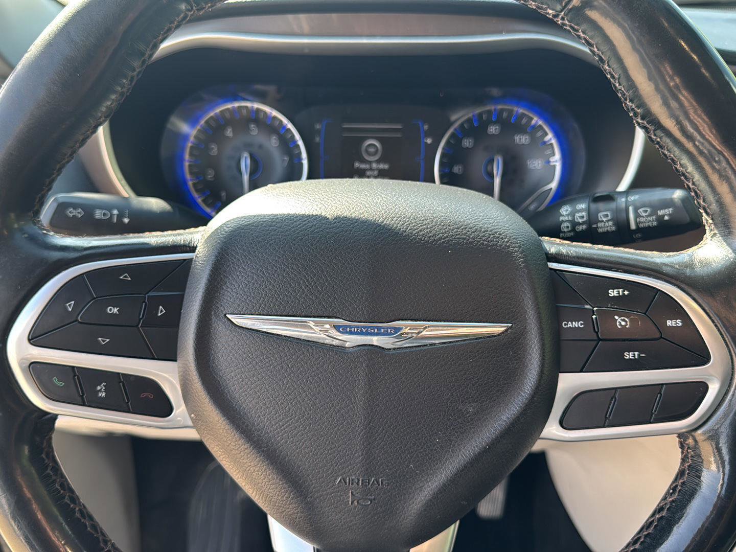 Used 2019 Chrysler Pacifica Touring-L FWD image 11