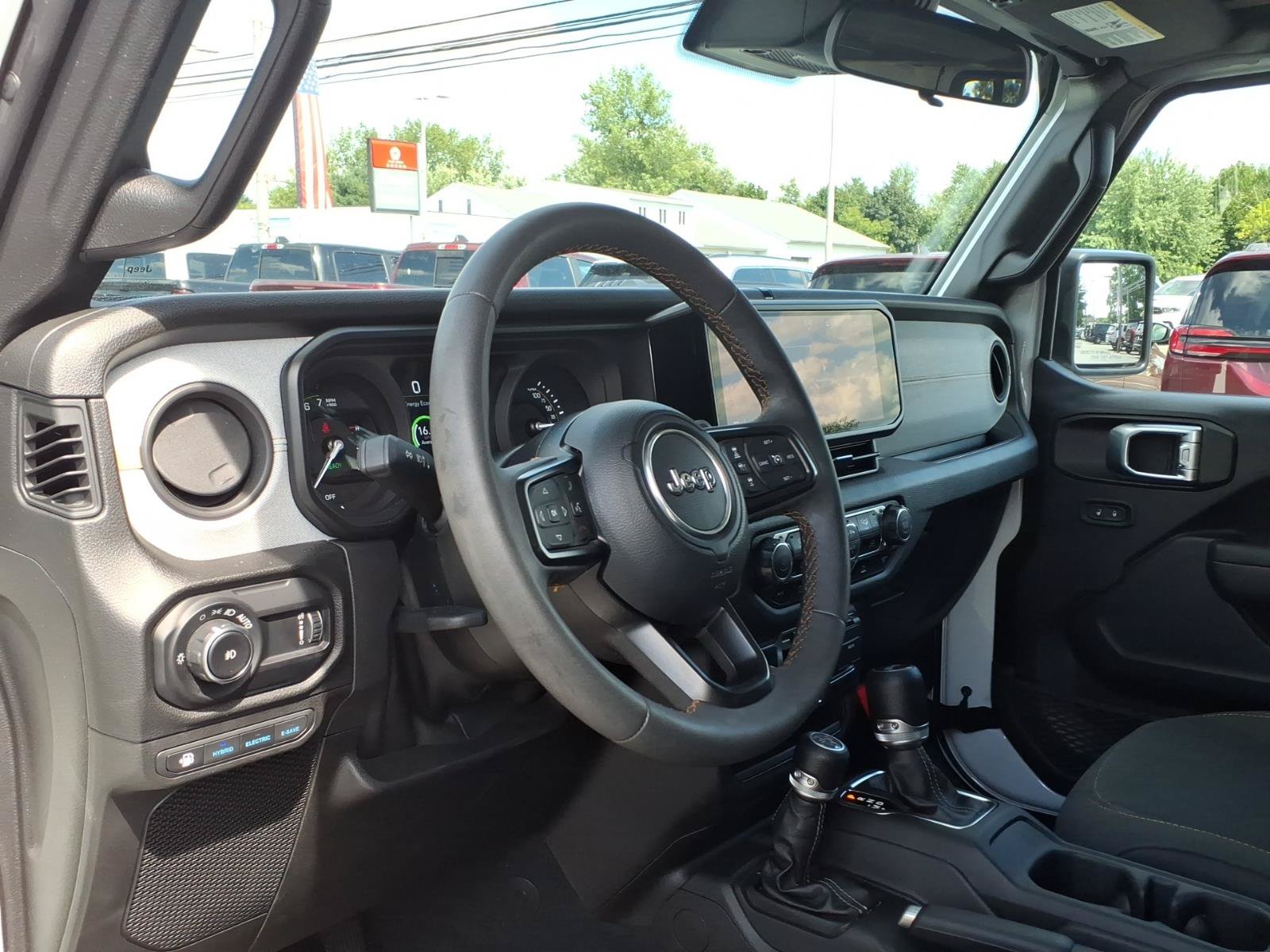 Used 2024 Jeep Wrangler Unlimited AWD/4WD image 21