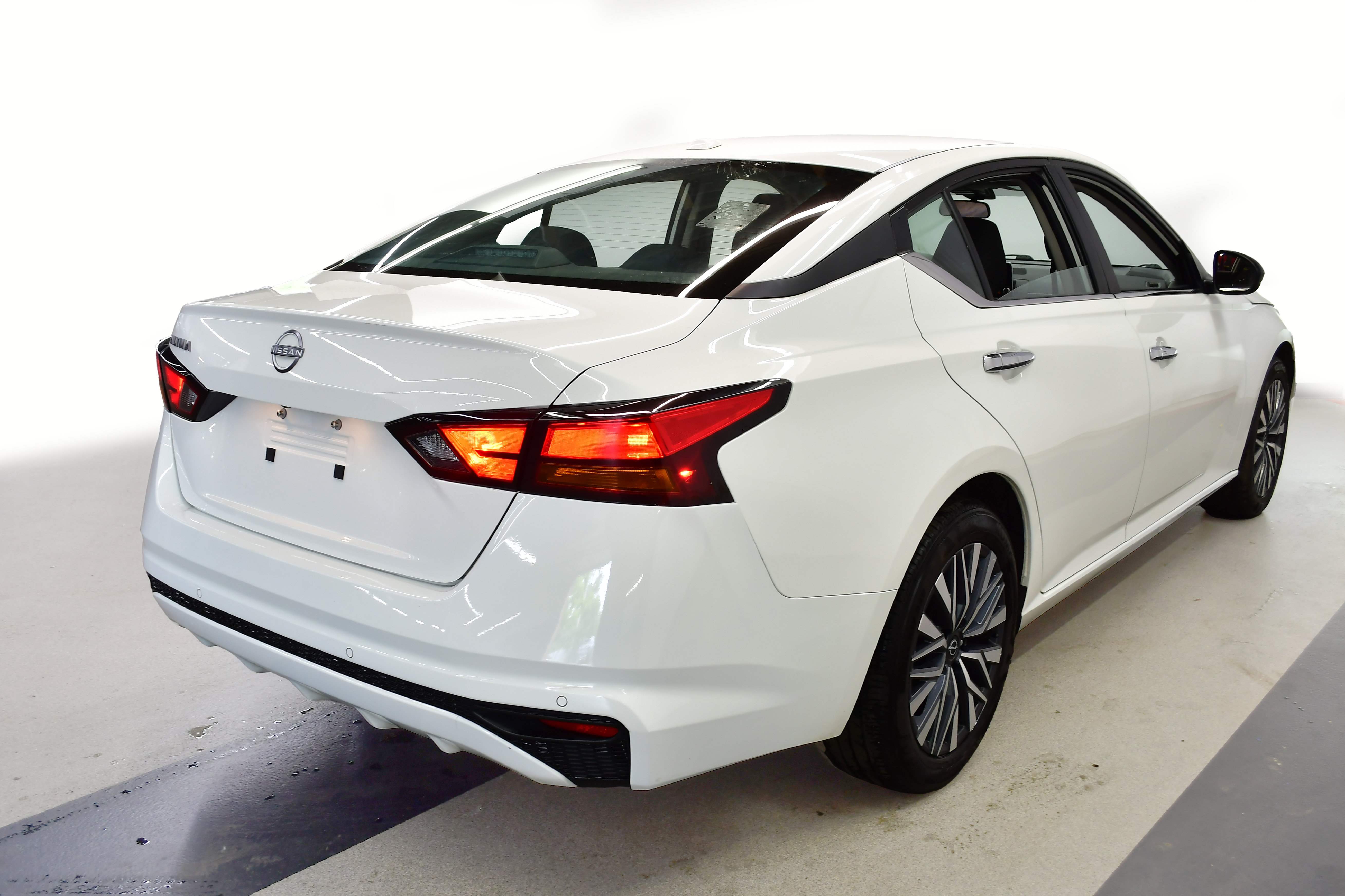 Used 2025 Nissan Altima 2.5 SV FWD image 7