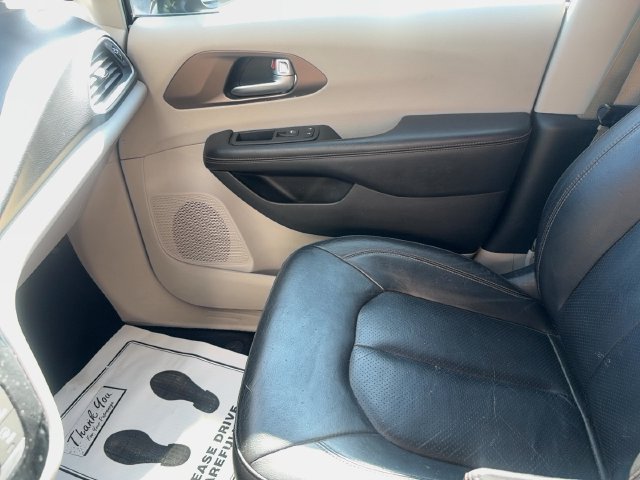 Used 2019 Chrysler Pacifica Touring-L FWD image 22