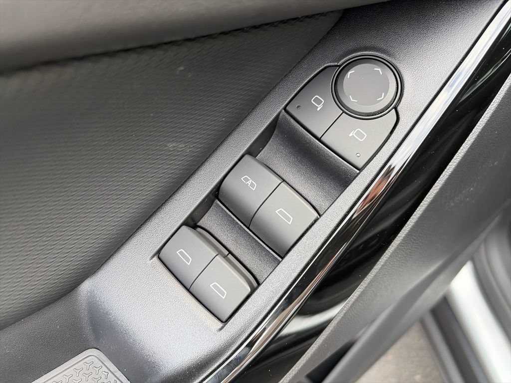 New 2027 Chevrolet Equinox LT w/ Convenience Package II FWD image 18