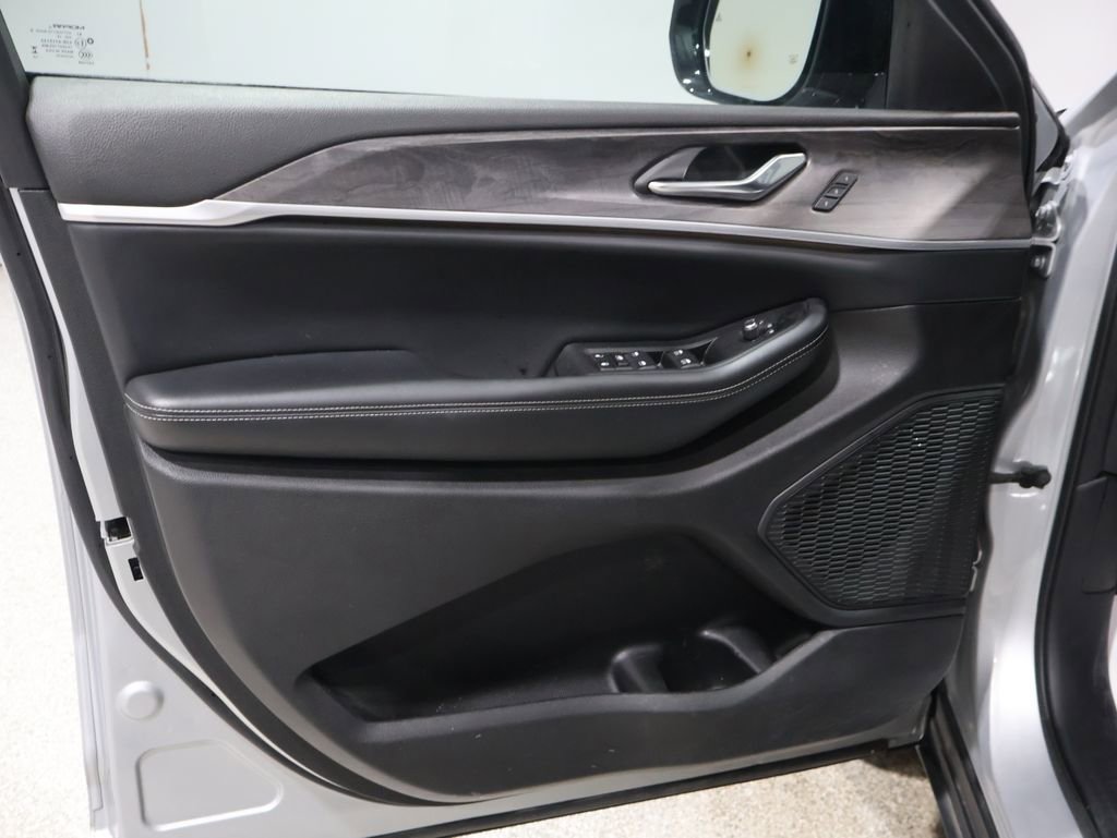 Used 2024 Jeep Grand Cherokee L Limited w/ Luxury Tech Group II image 14