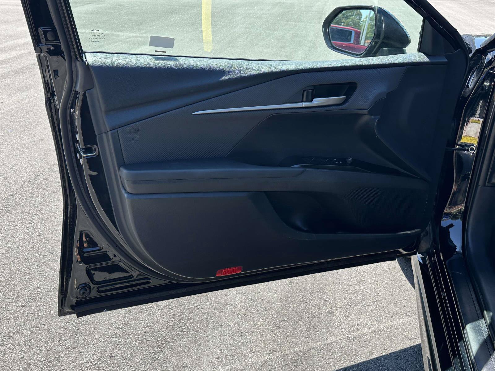 Used 2025 Toyota Camry SE FWD image 5