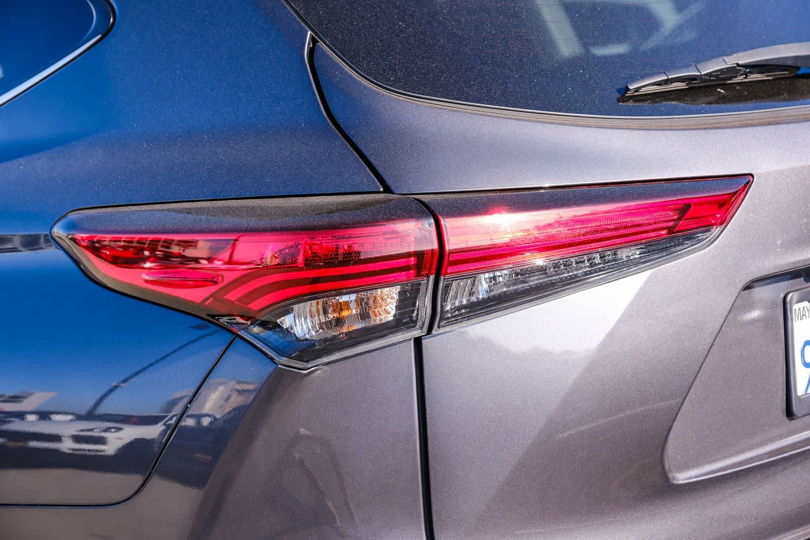 Used 2023 Toyota Highlander Limited FWD image 7