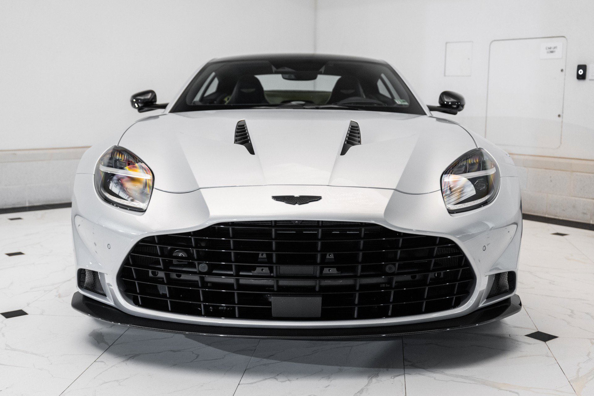 Used 2025 Aston Martin Vanquish image 7