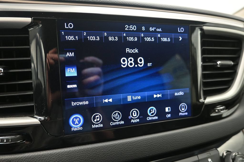 Used 2017 Chrysler Pacifica Touring-L FWD image 16